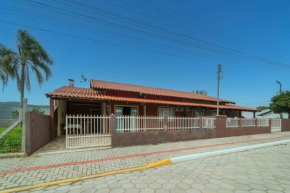 Casa a 2 quadras da Praia de Zimbros RW2724
